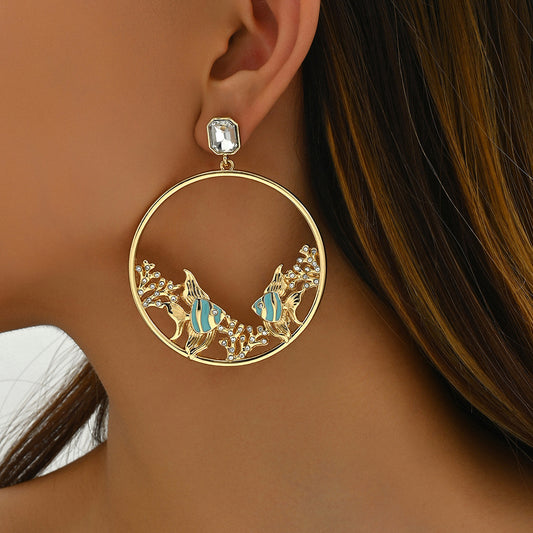 Orecchini a perno da donna a forma di pesce, geometrici, minimalisti, con intarsio in strass, placcati oro 18 carati in lega di zinco