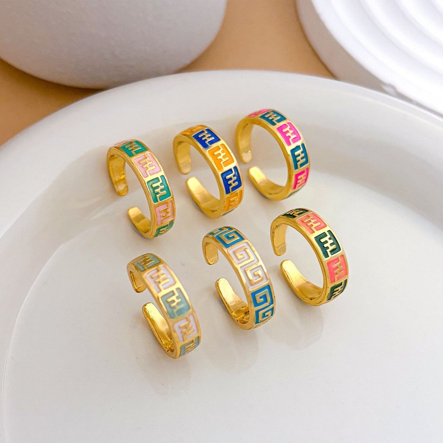 Anello regolabile da donna in ottone placcato oro con lettera a cuore e smalto a goccia colorato