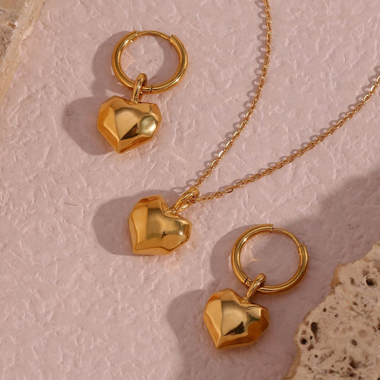 Collar con colgante de corazón minimalista de lujo en acero inoxidable con acabado chapado para mujer