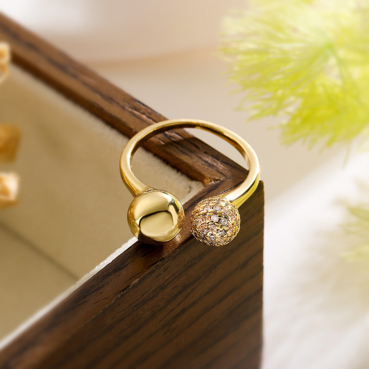 Anello Aperto Geometrico Minimalista da Donna in Ottone con Placcatura in Oro Vero e Intarsio in Zirconi