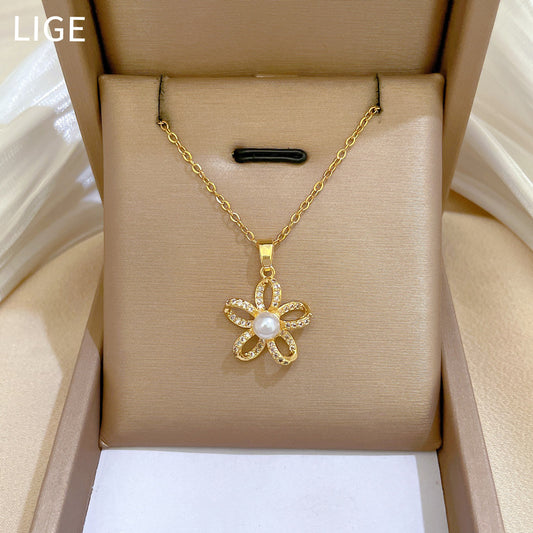 Elegante Collar con Colgante de Flor de Cinco Pétalos con Perlas en Acero de Titanio con Acentos de Pedrería para Mujer