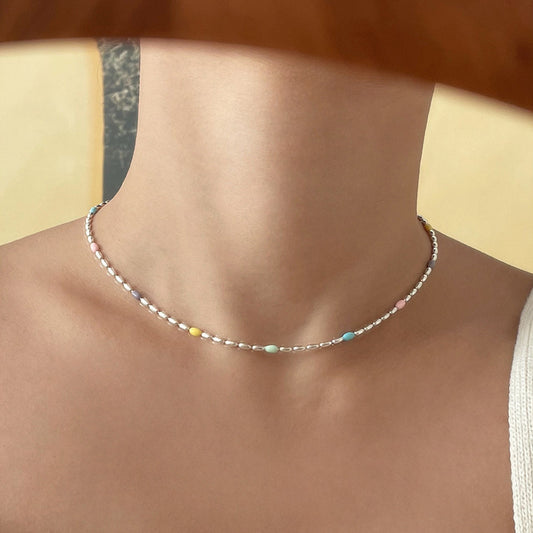 Collana Minimalista Geometrica Arcobaleno con Perle d'Oliva in Argento Sterling 925 con Catena a Serpente e Accenti Floreali a Tulipano