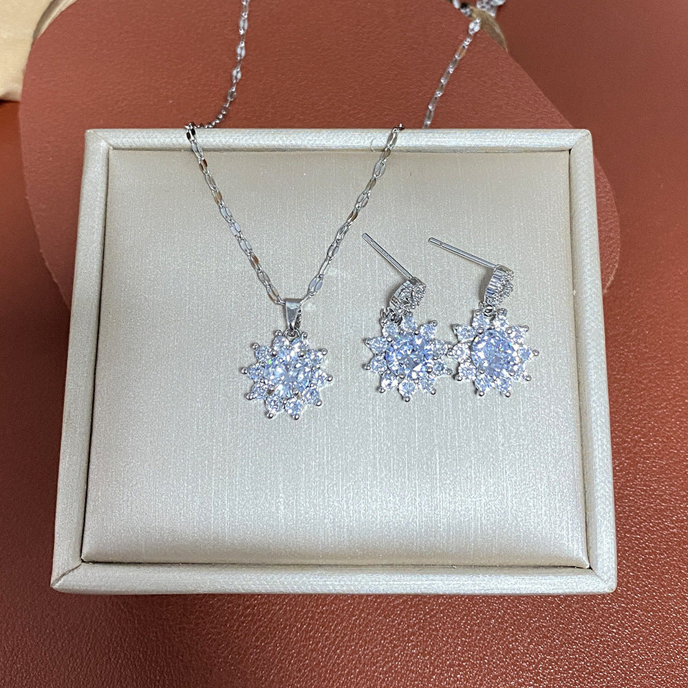 Collana con Ciondolo Girasole Minimalista e Orecchini in Acciaio al Titanio con Finitura Galvanizzata, Design a Catena O per Uso Unisex