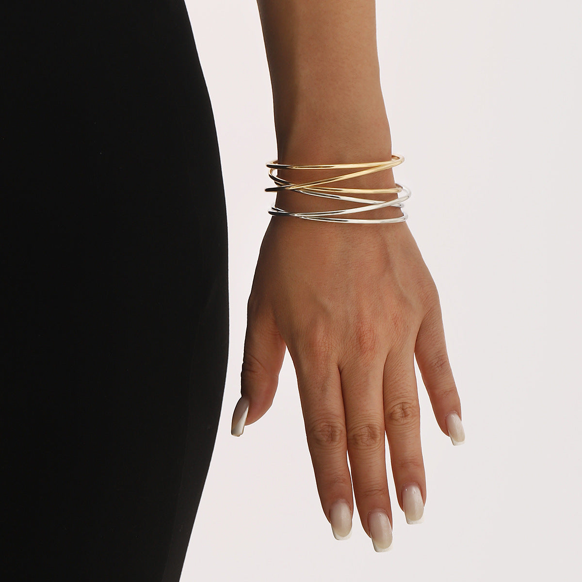 Pulsera minimalista geométrica de línea cruzada para mujer en hierro con acabado chapado