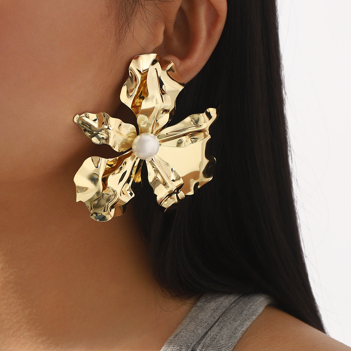 Pendientes de aleación con diseño floral exagerado para mujer, con incrustaciones de perlas de imitación y acabado chapado.