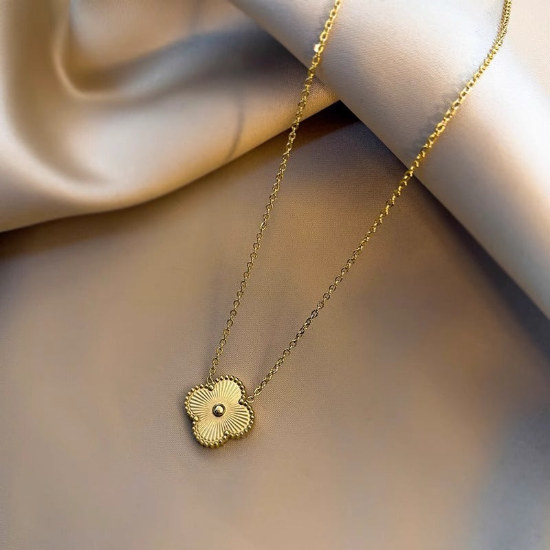 Collana con ciondolo minimalista a quadrifoglio in acciaio al titanio con placcatura in oro 18 carati e catena a serpente per donna e uomo