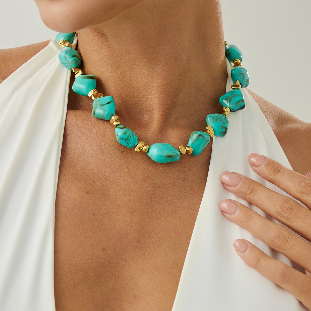 Collana girocollo da donna in resina, geometrica minimalista irregolare, con finitura placcata