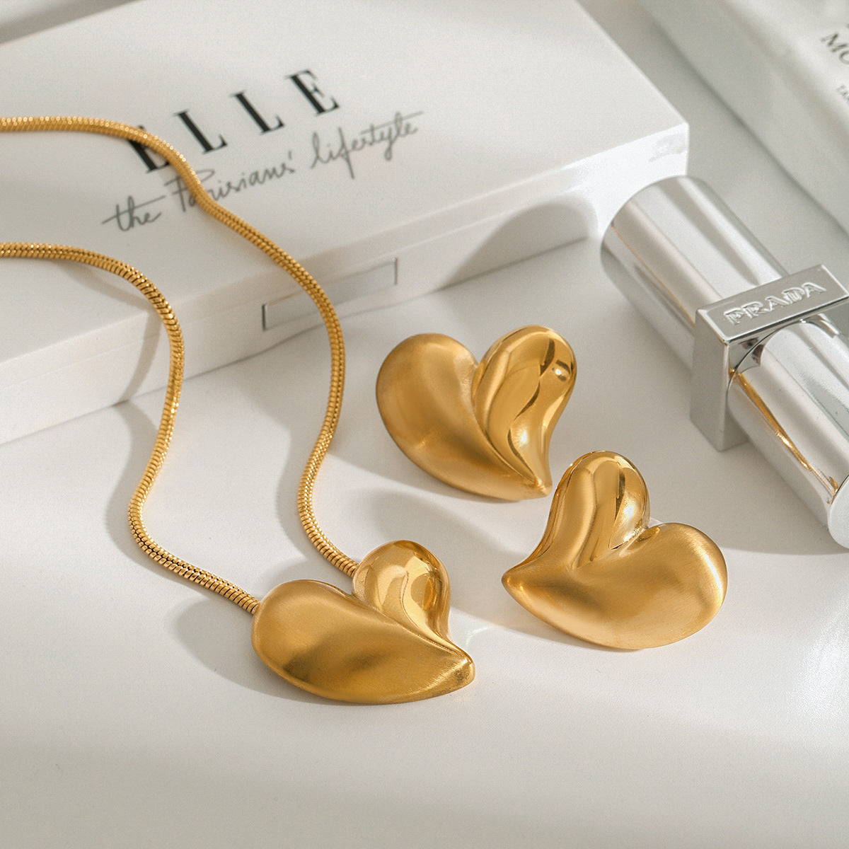 Set collana e orecchini minimalisti in acciaio al titanio a forma di cuore con finitura placcata per donna