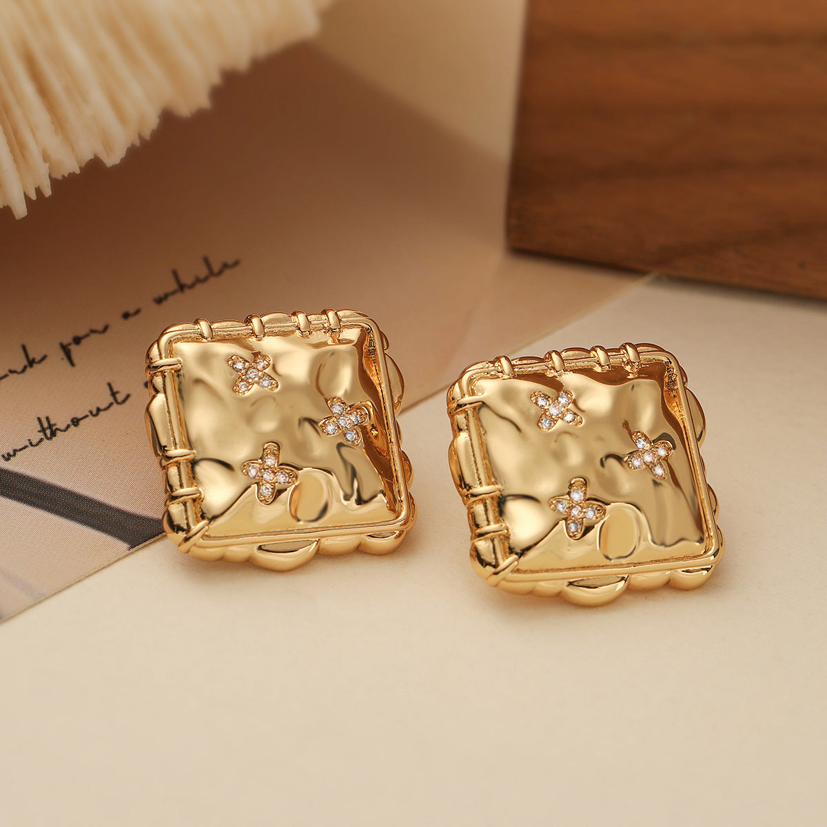 Orecchini minimalistici geometrici in rame con placcatura in oro 18K e intarsio in zirconi da donna