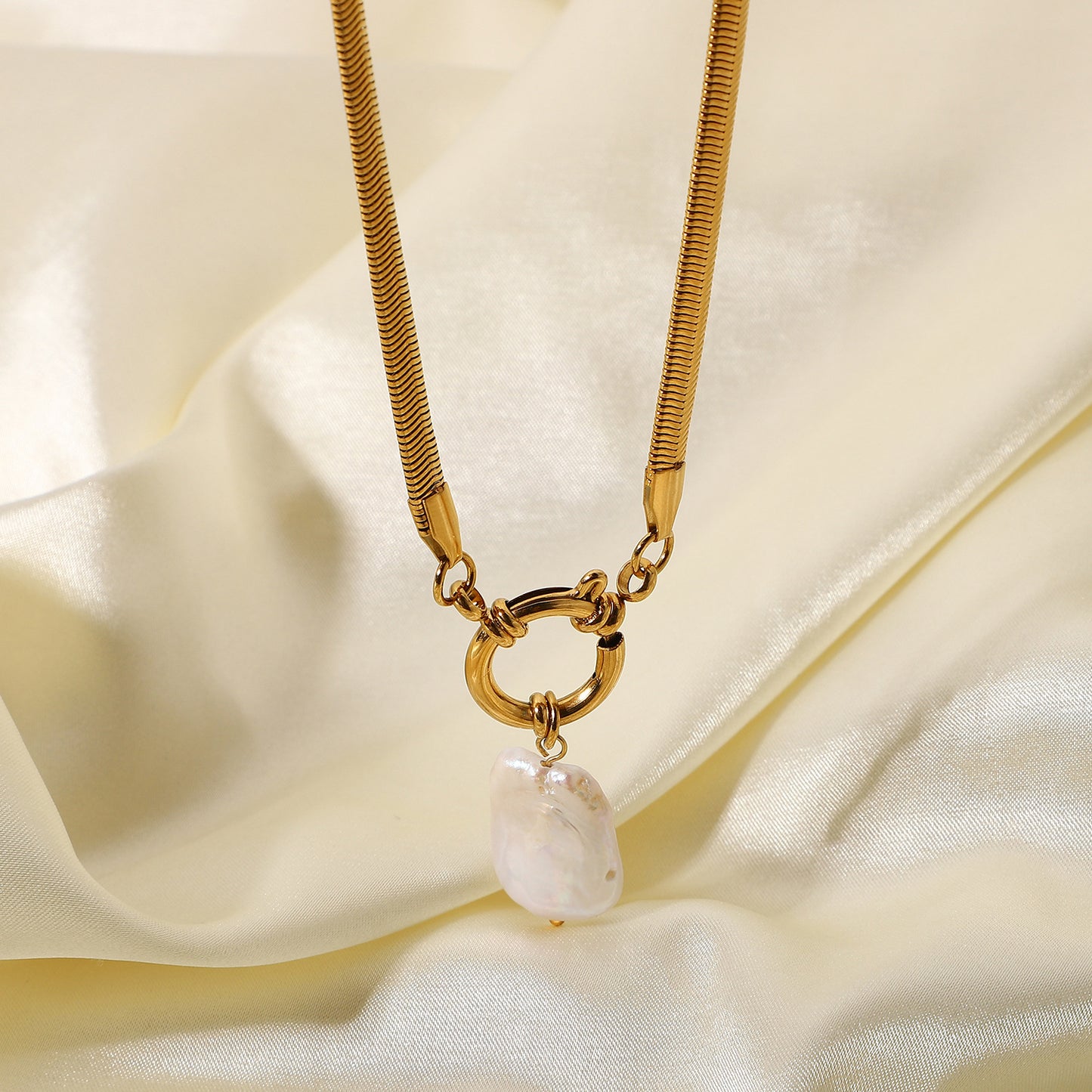 Collana pendente minimalista con perla d'acqua dolce a forma di cuore in acciaio inossidabile con placcatura in oro 18 carati e catena a serpente