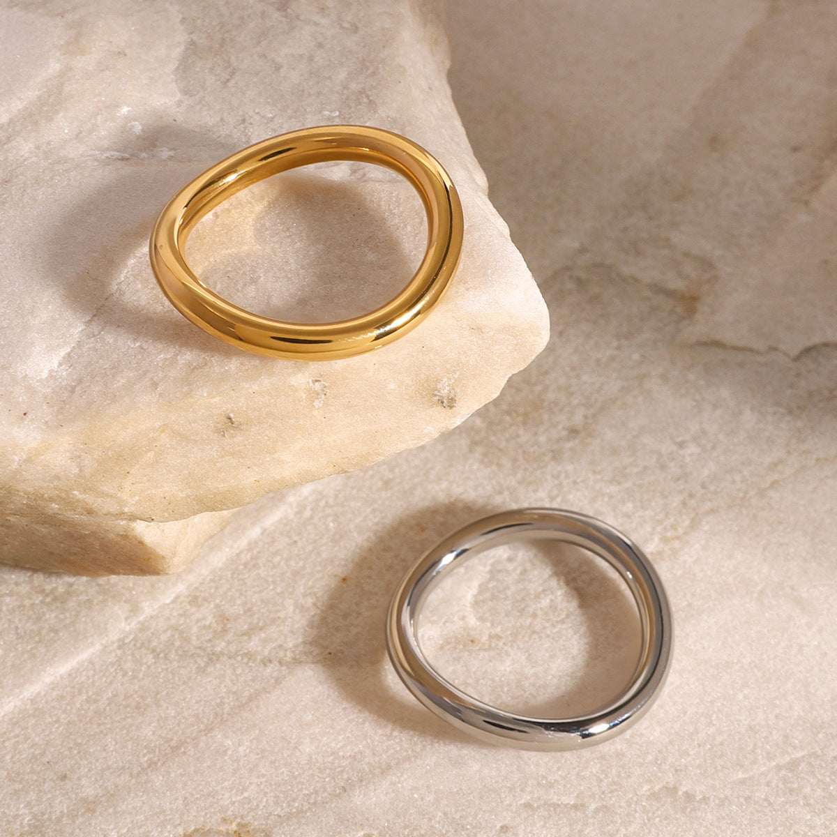 Anillo de acero inoxidable geométrico minimalista con acabado chapado para mujer