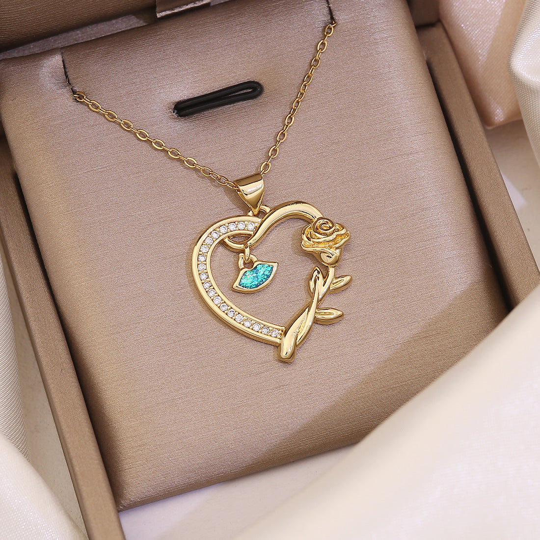 Fashionable Heart-Shaped Copper Pendant Necklace with 18K Gold Plating for Women