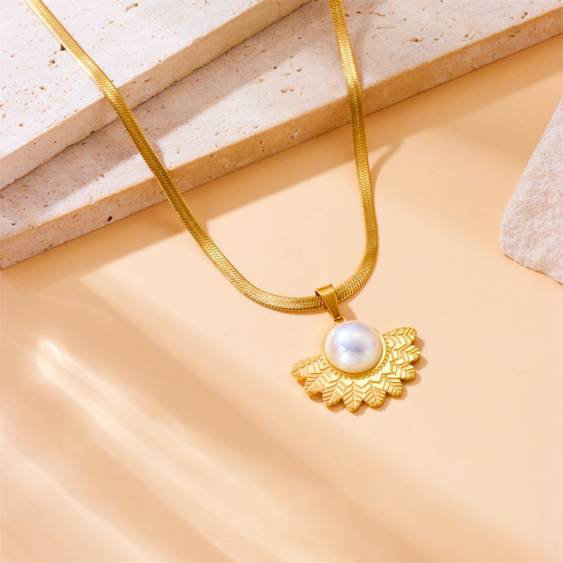 Collana da donna in acciaio inossidabile placcato oro con ciondolo a ventaglio in piuma d'ispirazione vintage e intarsi in perle