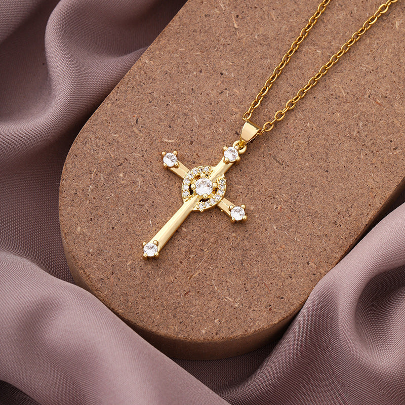 Collana con ciondolo a croce minimalista in rame con placcatura in oro e zirconi micropavé su catena a O