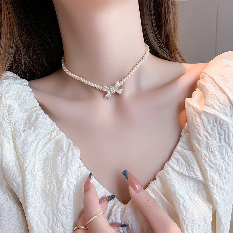 Collana Vintage con Fiocco e Perle per Donna, con Pendente in Lega e Catena impreziosita da Perle in Stile Dolce e Fresco