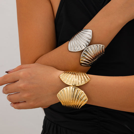 Pulsera de puño ancha con forma de concha de vieira chapada en aleación personalizada