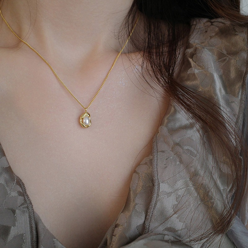 Collar de acero de titanio con colgante de perlas con forma irregular de cacahuete, estilo francés vintage, para mujer, con acabado chapado y diseño delicado de clavícula