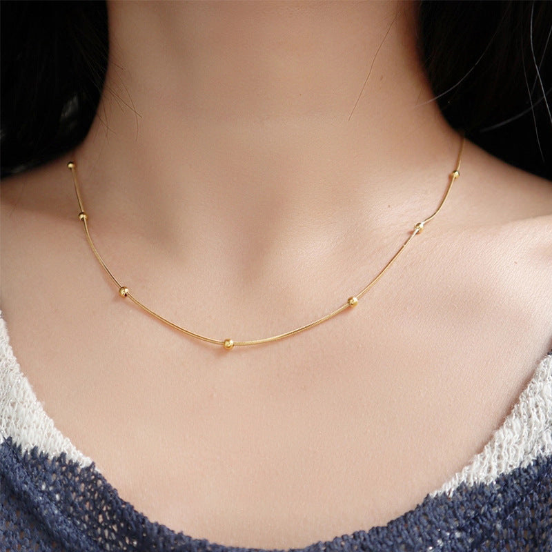 Elegante collana girocollo da donna a catena serpente in acciaio al titanio placcato oro 18 carati con perline geometriche