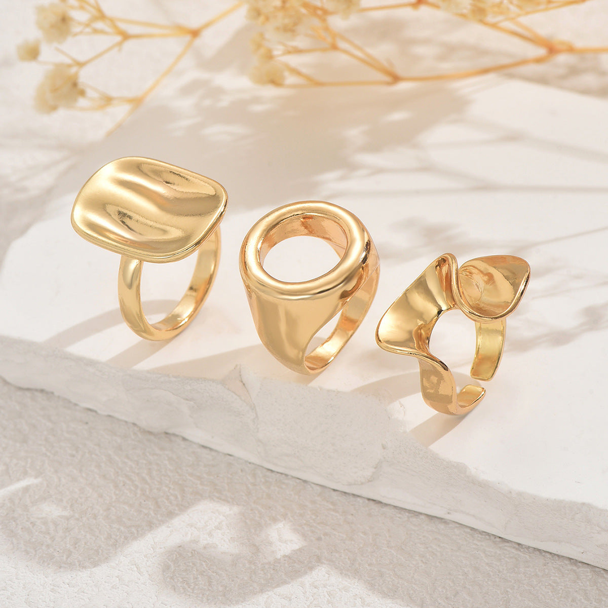 Anello aperto irregolare geometrico da donna in lega di zinco con finitura placcata, anello vistoso alla moda minimalista per l'indice