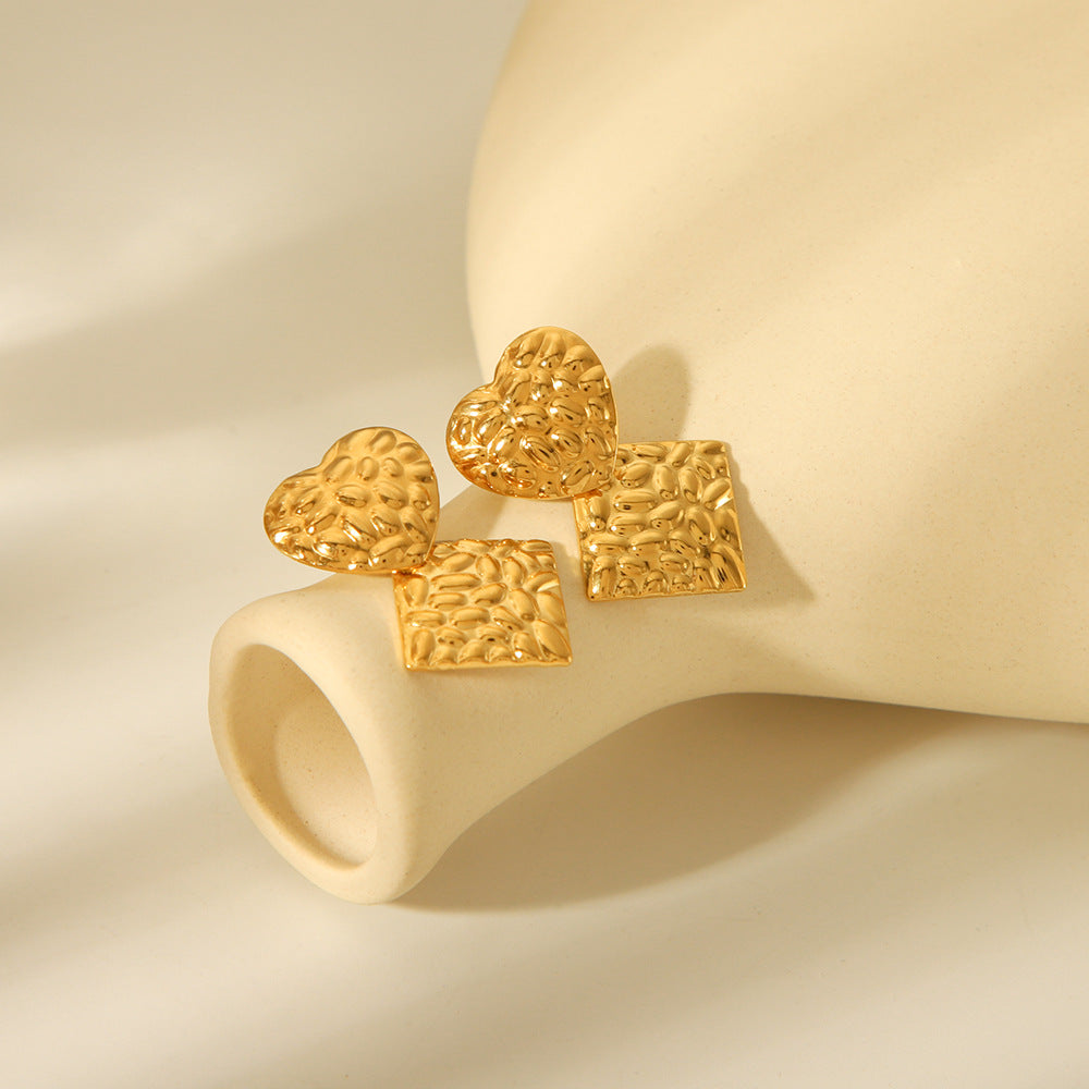 Pendientes cuadrados minimalistas de corazón de acero de titanio con textura martillada y baño de oro de 18 quilates para un uso hipoalergénico e impermeable