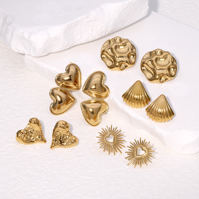 Orecchini a perno geometrici minimalisti in acciaio inossidabile placcati oro 18 carati, acciaio al titanio ipoallergenico, con accento a cuore, finitura elegante di lusso retrò