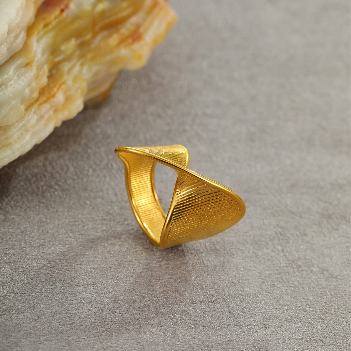 Anello da donna in acciaio al titanio placcato oro 18 carati, modello geometrico minimalista a fascia larga