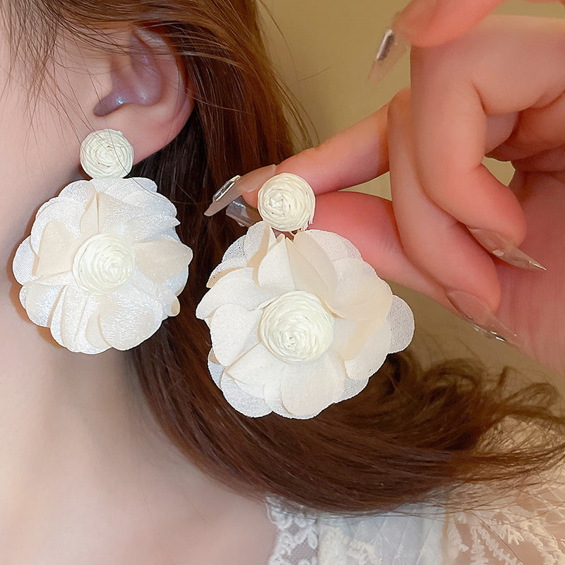 Orecchini a perno con perle e fiori delicati da donna, con perni in argento sterling 925 — Gioielli per l'orecchio freschi e dolci per primavera estate