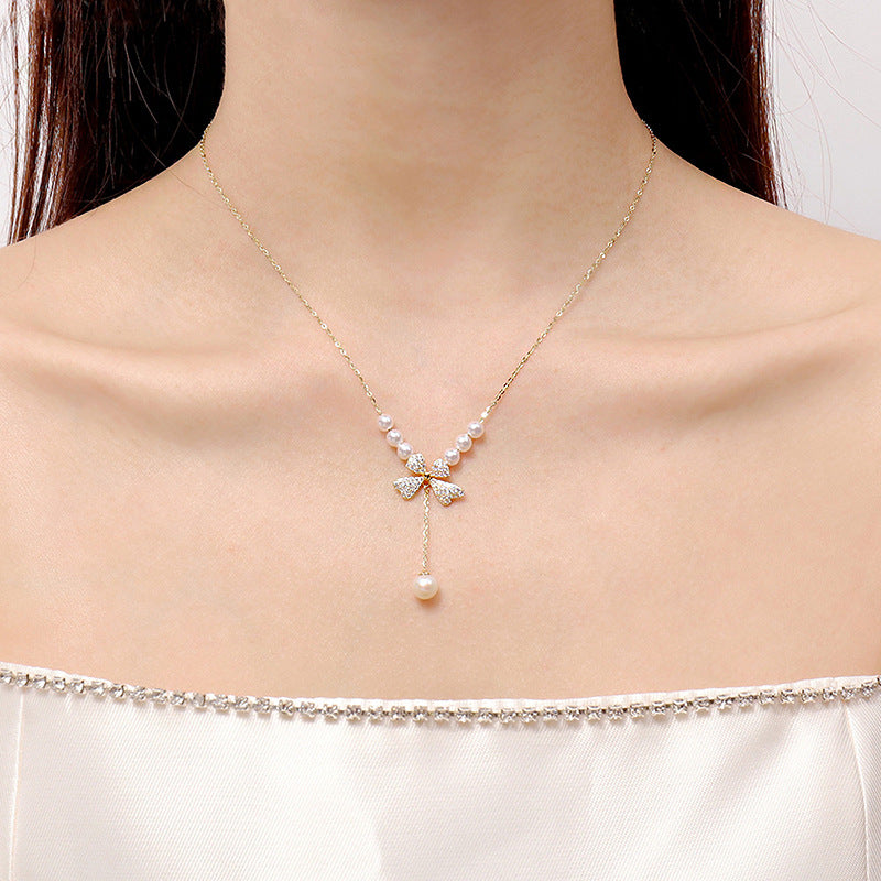 Collar con colgante de mariposa minimalista para mujer, cadena delicada de clavícula chapada en acero de titanio con diseño geométrico irregular