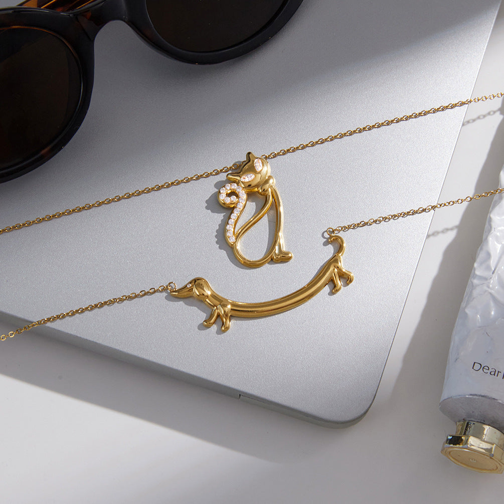 Collar con colgante de perro salchicha minimalista de acero de titanio con chapado en oro al vacío PVD para mujer