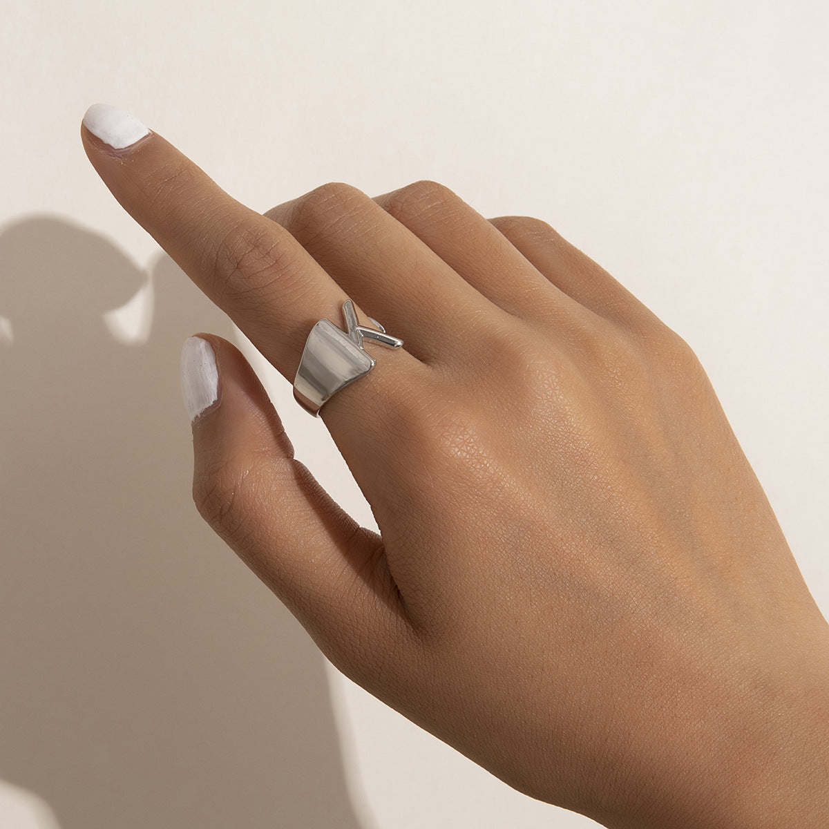 Anello aperto da donna minimalista con lettera geometrica, fascia in lega con finitura placcata