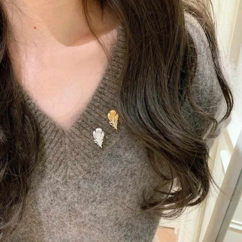Broche de moda con forma de pluma en cobre chapado en oro con incrustaciones de circonita para mujer, elegante accesorio para la oficina