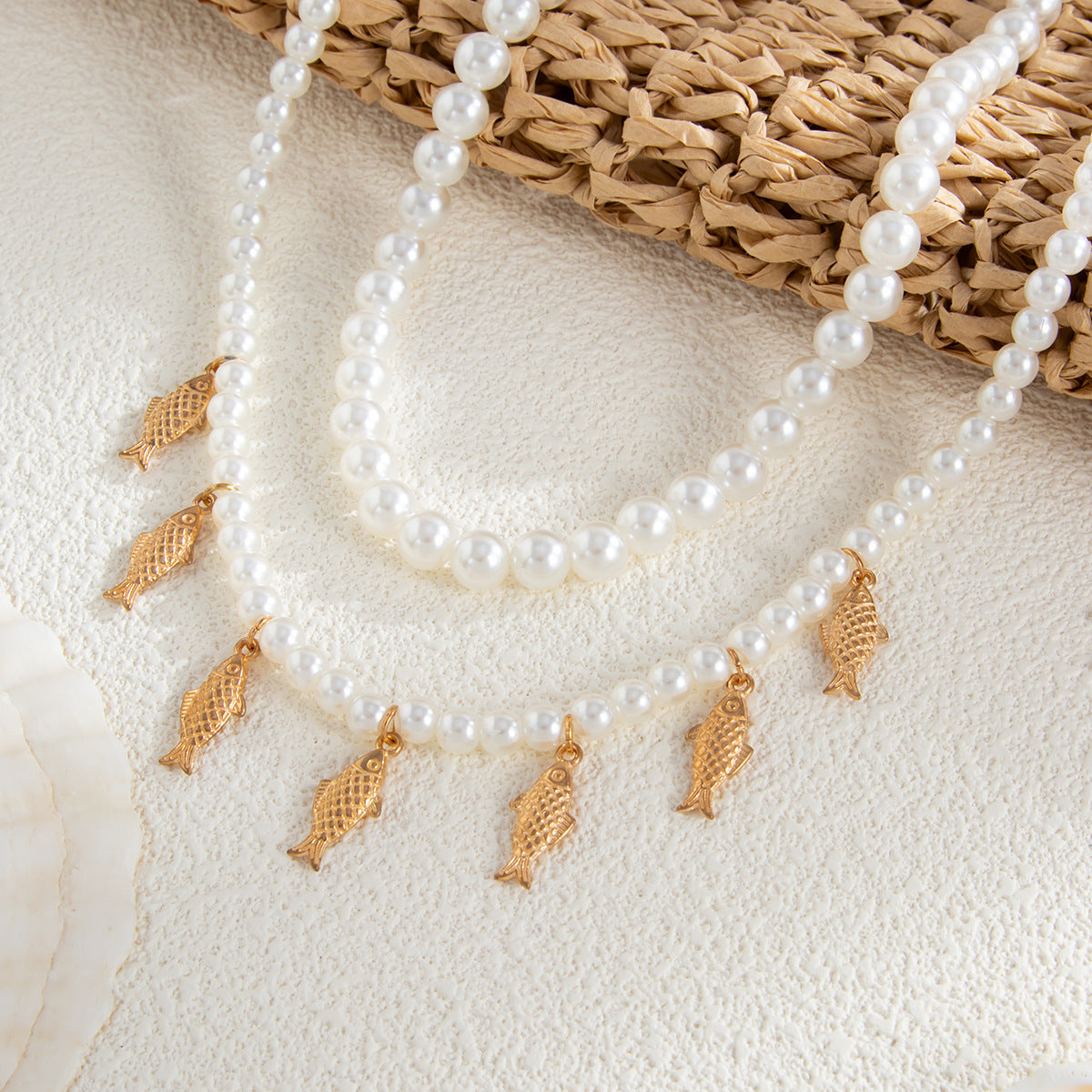 Collar colgante de pez minimalista para mujer con detalles de perlas de imitación y dije de aleación chapada en cadena de cuentas