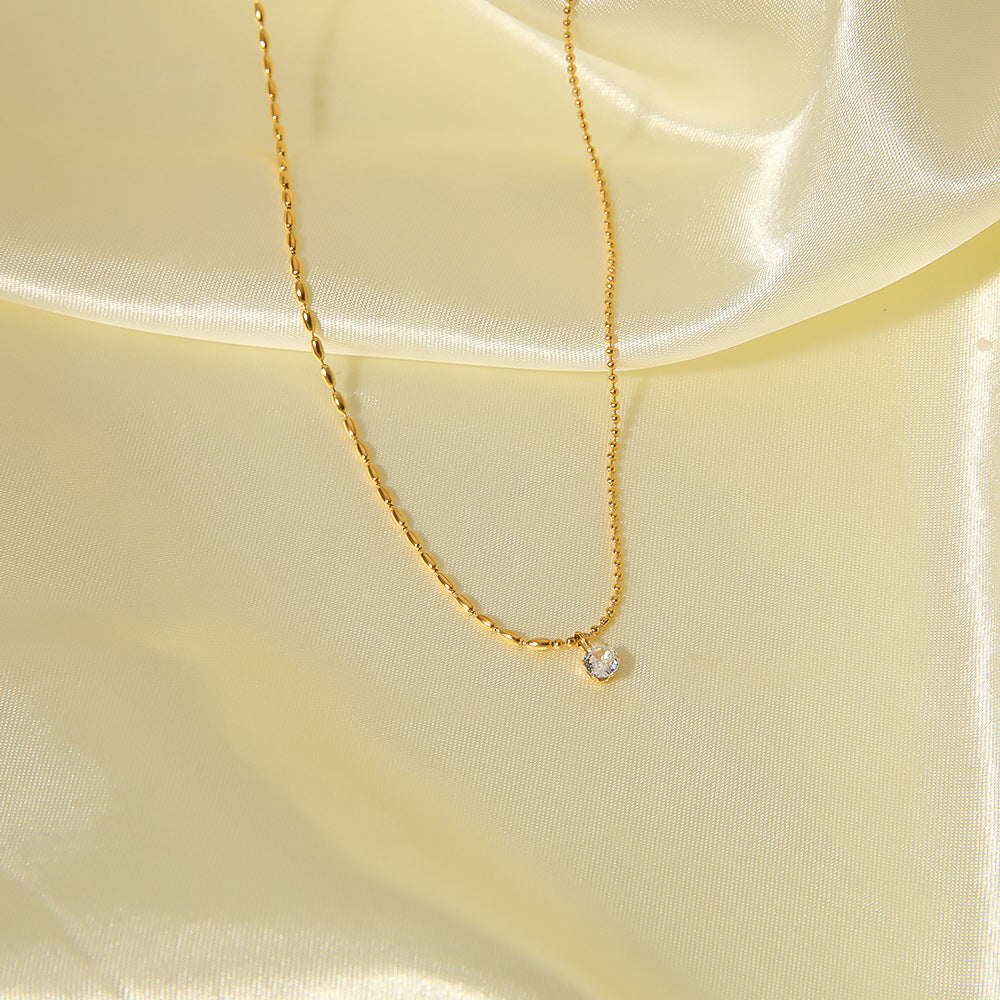 Collana con Pendente Geometrico Minimalista da Donna in Acciaio Inossidabile con Placcatura in Oro 18K e Accenti di Zirconi a Sei Griffe