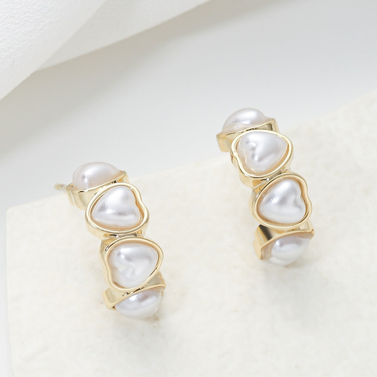 Orecchini geometrici minimalisti a forma di cuore con perle per donna, in rame con perni in acciaio inossidabile