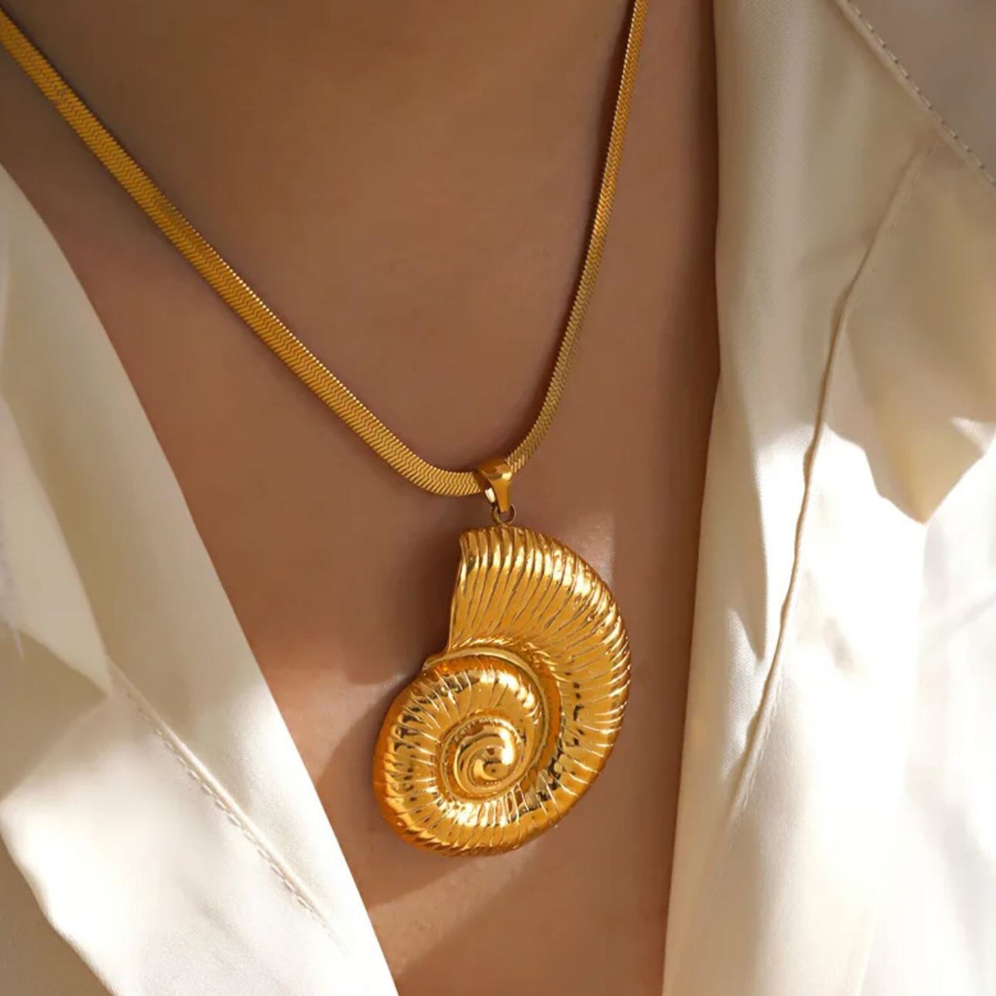 Elegant Geometric Conch Pendant Necklace Stainless Steel Titanium Steel Plated Chain for Women