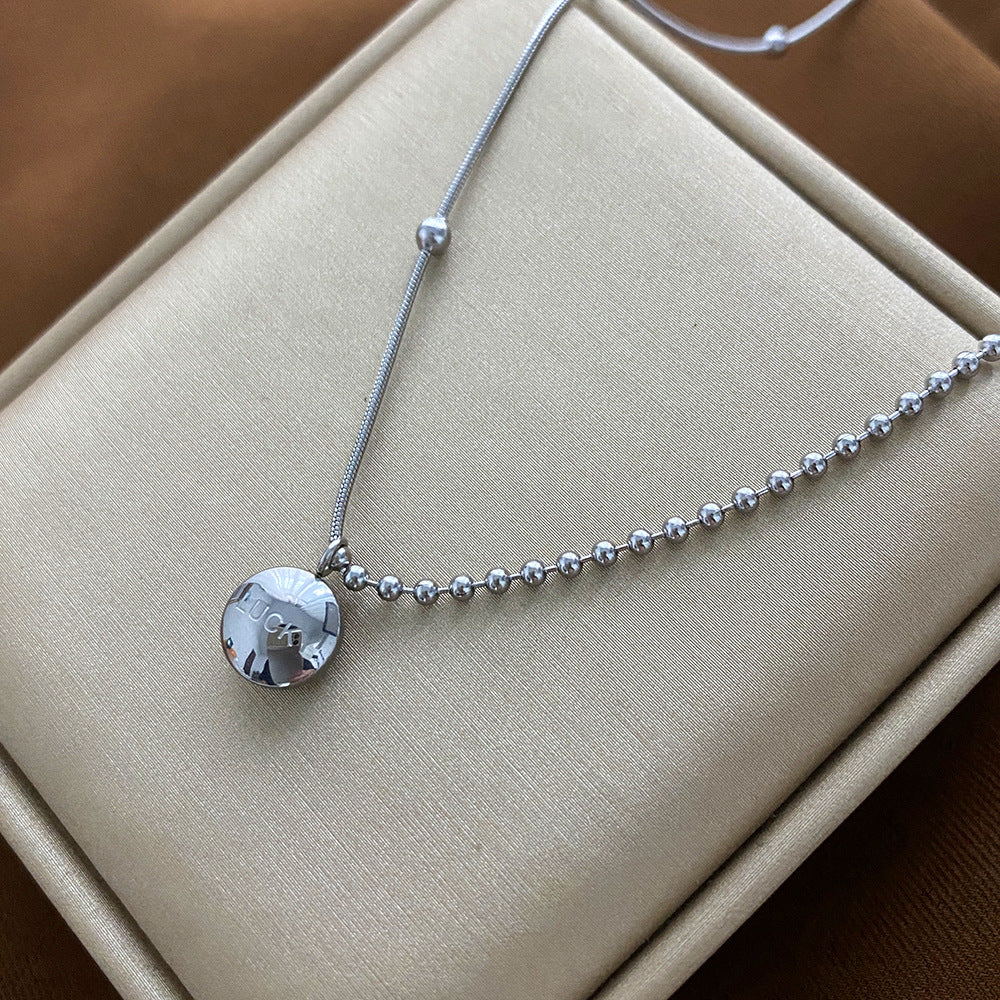 Collana da donna minimalista con pendente a forma di animale in acciaio al titanio, finitura placcata e delicata catena clavicolare