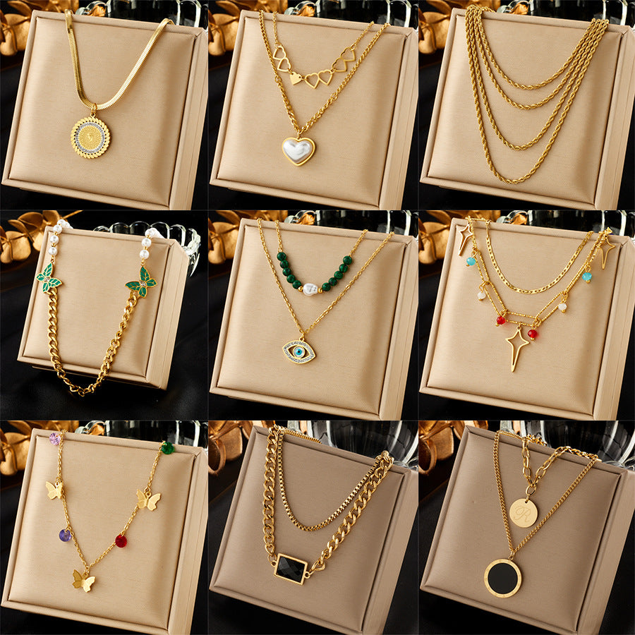 Collana a Strati Minimalista alla Moda con Ciondolo Rotondo a Cuore di Farfalla Ispirato alla Perla e Ciondolo a Ritratto in Acciaio Inossidabile con Finitura Placcata