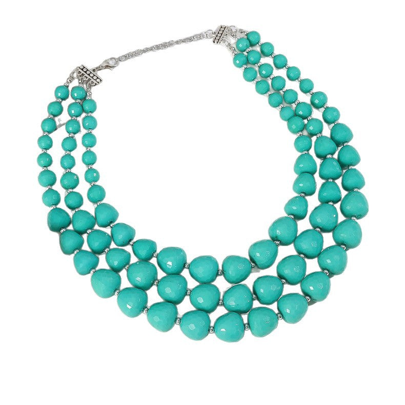 Conjunto étnico vintage de collar y pendientes de varias capas con cuentas y dijes de corazón en forma de campana con detalles de burbujas en resina plástica