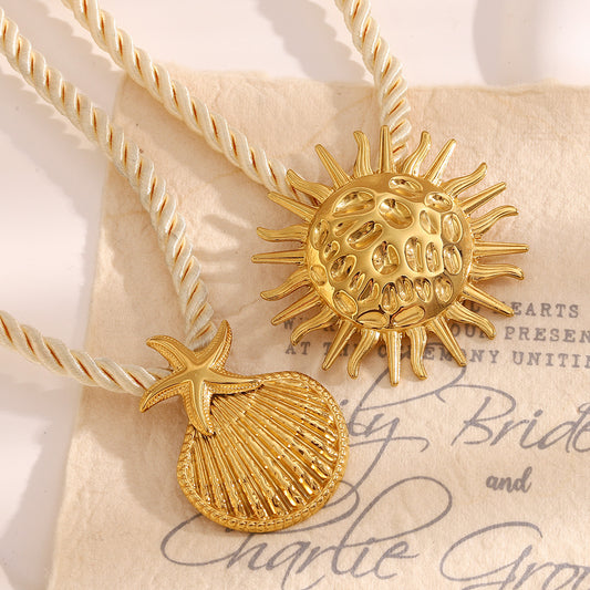 Collana pendente a forma di sole alla moda in acciaio inossidabile da donna placcata in oro 18 carati con intarsio di conchiglia