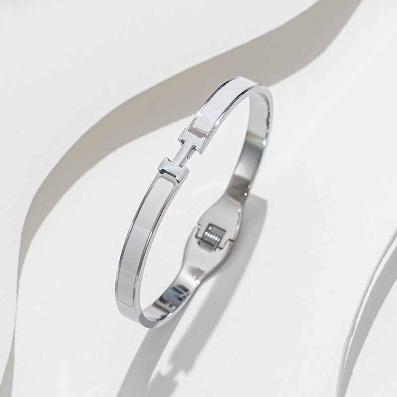 Bracciale Minimalista in Acciaio Inossidabile da Donna con Placcatura in Acciaio al Titanio e Intarsio di Strass a Forma Geometrica Ovale