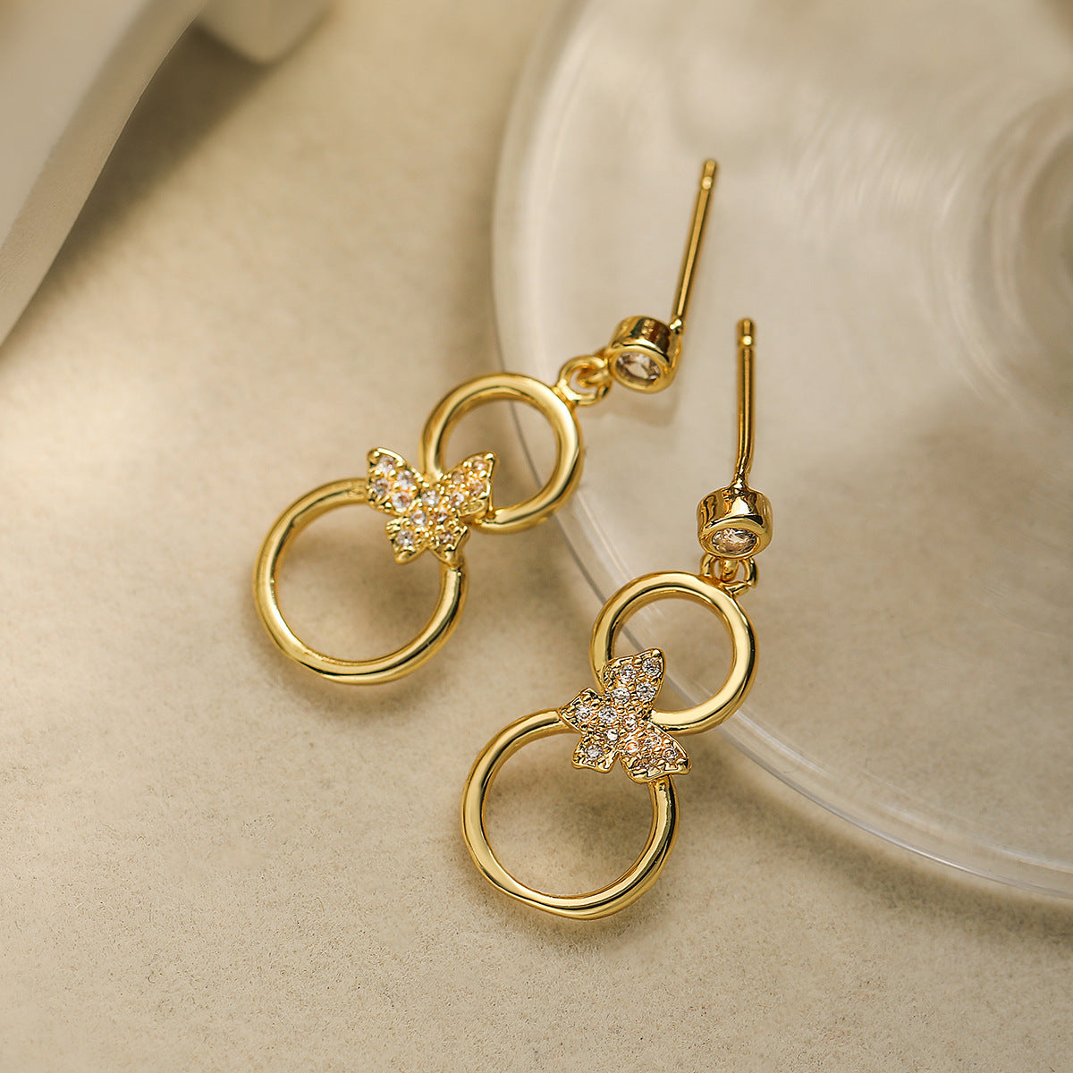 Orecchini da donna geometrici a forma di farfalla stile vintage in rame placcati oro 18 carati con intarsio di zirconi