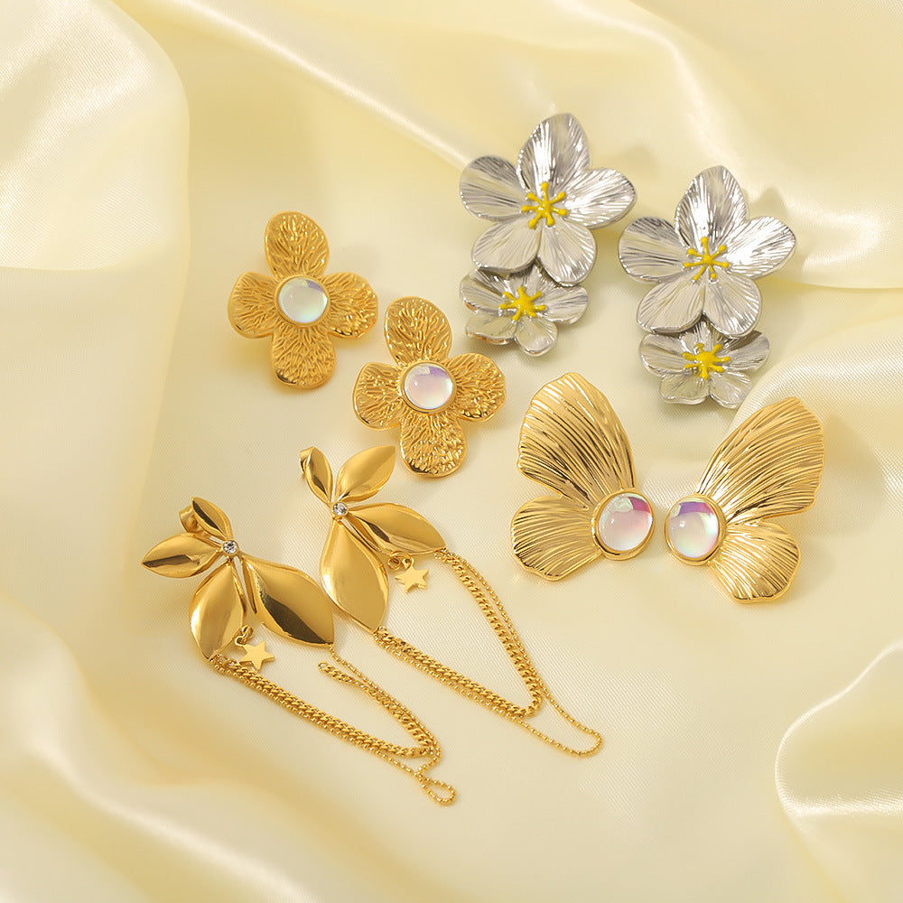 Orecchini da donna minimalisti in acciaio inossidabile a forma di farfalla floreale con finitura placcata sottovuoto in oro 18K