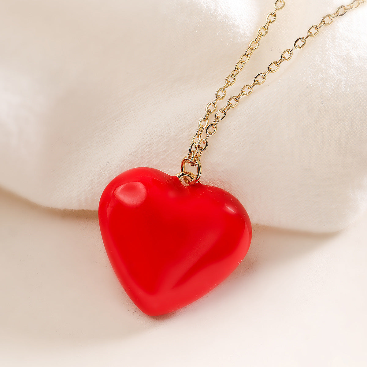 Collar de mujer con dije de corazón minimalista vintage de esmalte rojo, en cobre con baño de oro de 18 quilates