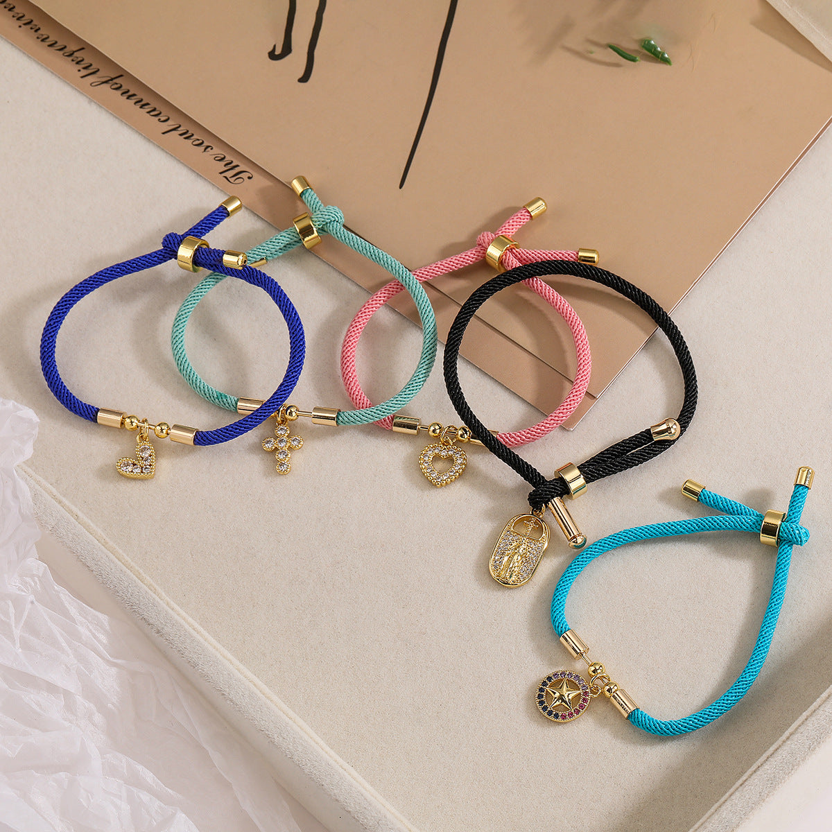 Bracciale da donna alla moda con ciondolo a croce geometrica, regolabile con coulisse, placcato oro e intarsio di zirconi