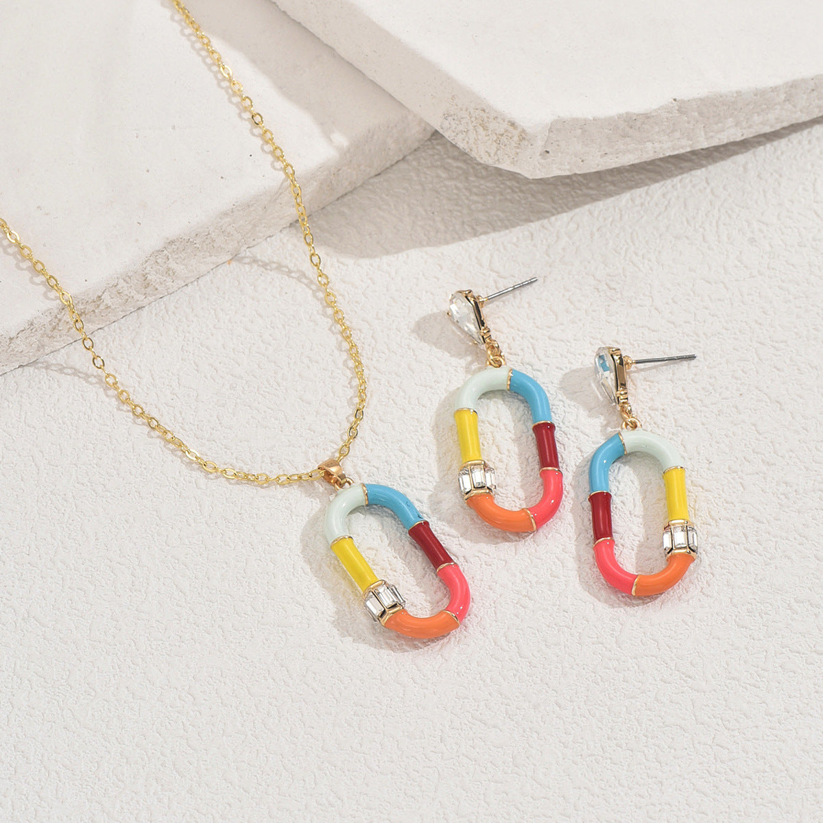 Set collana pendente in smalto colorato stile geometrico con intarsio di strass per donna
