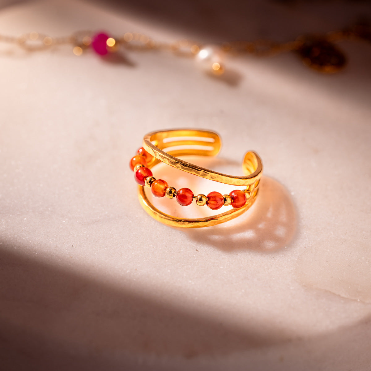 Anello Aperto Regolabile da Donna Minimalista Ispirato al Vintage Realizzato in Acciaio Inossidabile con Intarsio in Pietra Naturale e Finitura Placcata