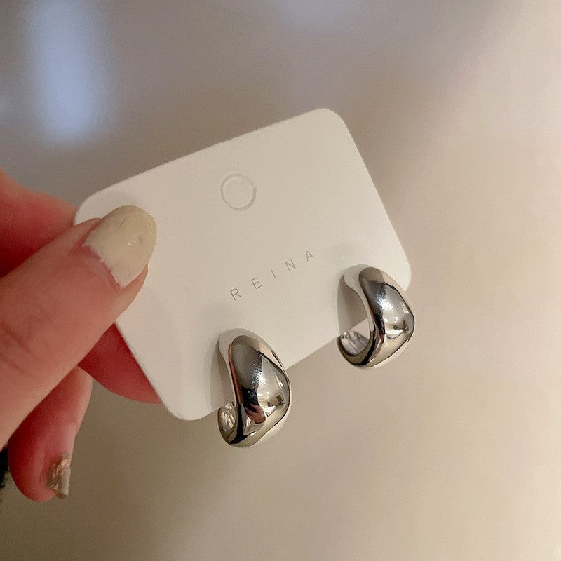 Pendientes asimétricos vintage con cabeza de león de metal con postes de acero bañados en plata para mujer