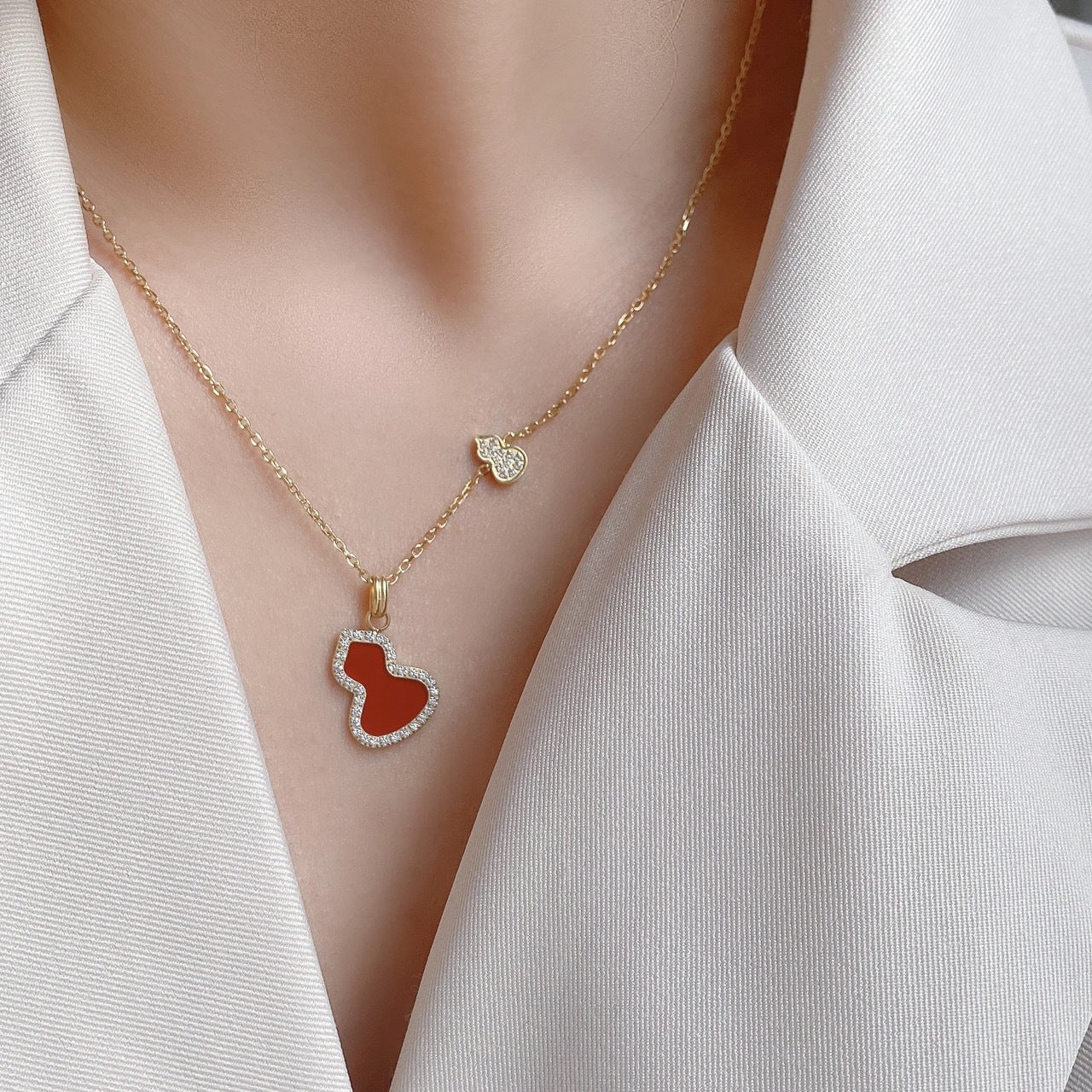 Collana Minimalista da Donna con Ciondolo in Acciaio al Titanio Rosso, Catena a O e Ciondolo Geometrico Ellittico