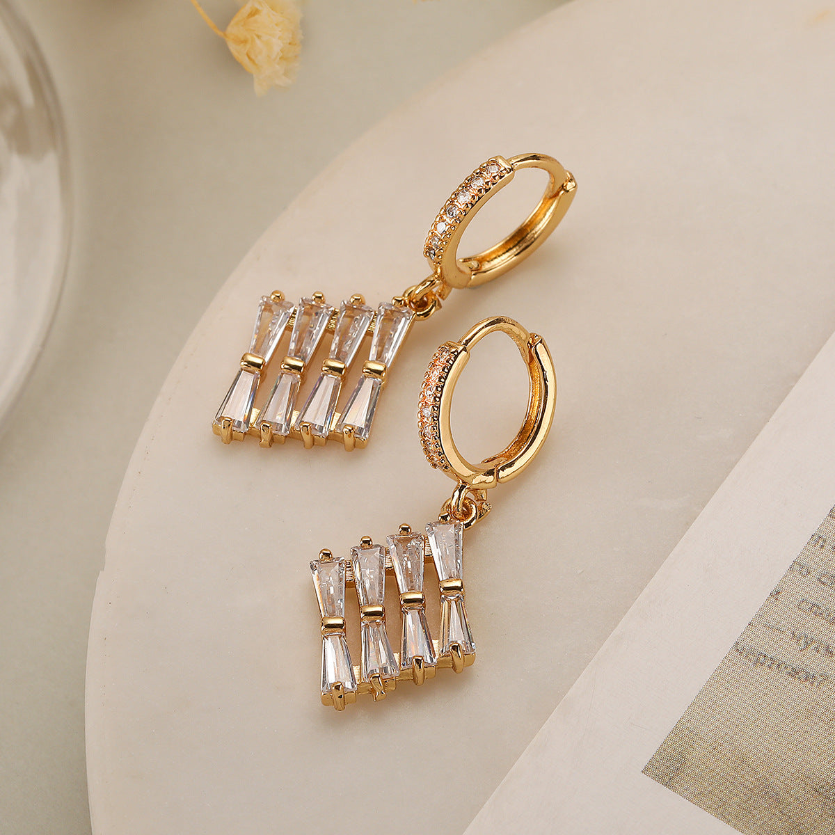 Orecchini da donna minimalisti in rame a forma di cuore con placcatura in oro 18K e intarsio di zirconi