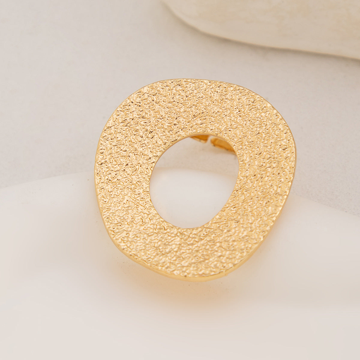Anello aperto geometrico irregolare da donna con intarsio in perle imitate e finitura placcata